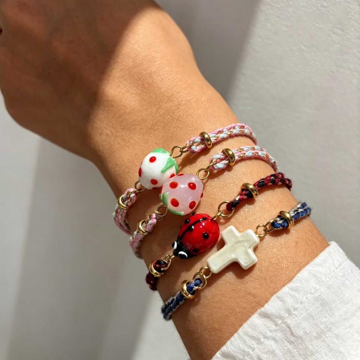 Pulseras trenzadas de mujer con diseño de fresas y cuerda dorada, ideales para vacaciones. h5 Imagen3