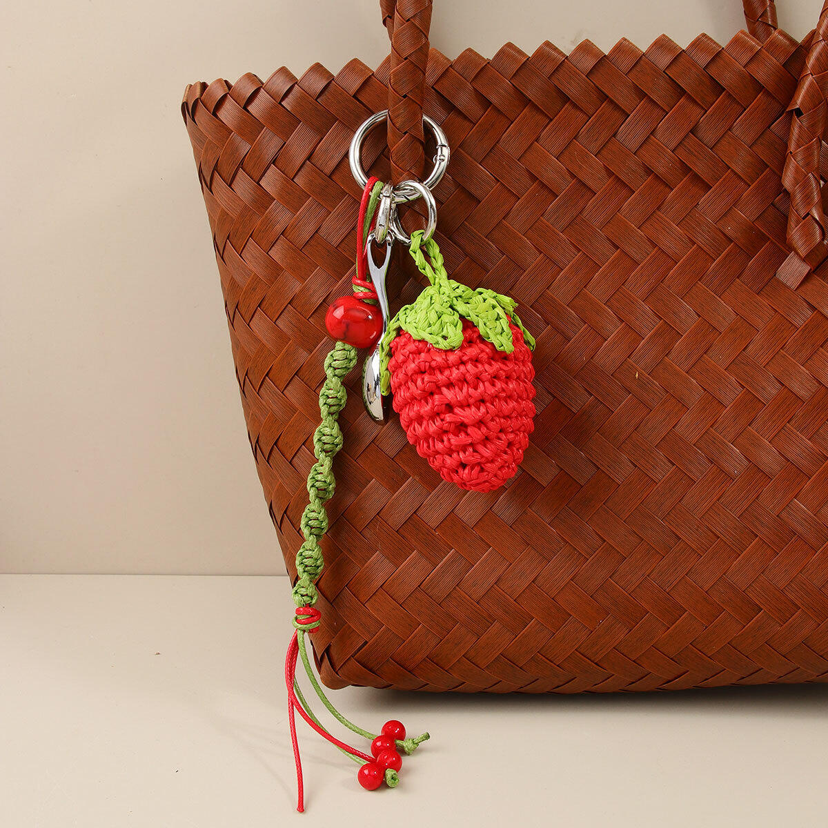 Llaveros de rafia tejida con diseño de fresa dulce de la serie Simple