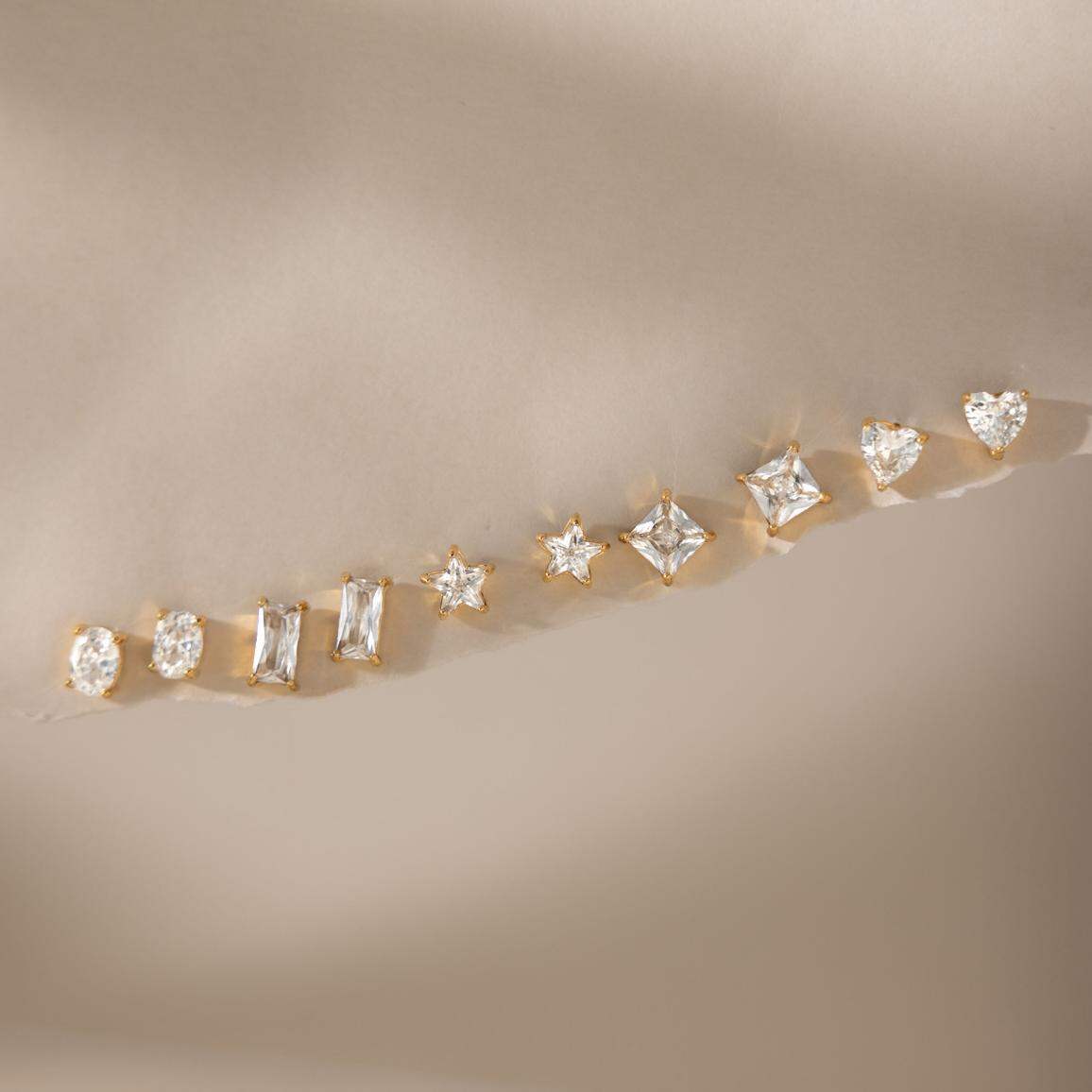Orecchini a perno da donna in acciaio inossidabile color oro, impermeabili, dalla forma geometrica semplice e con zirconi.