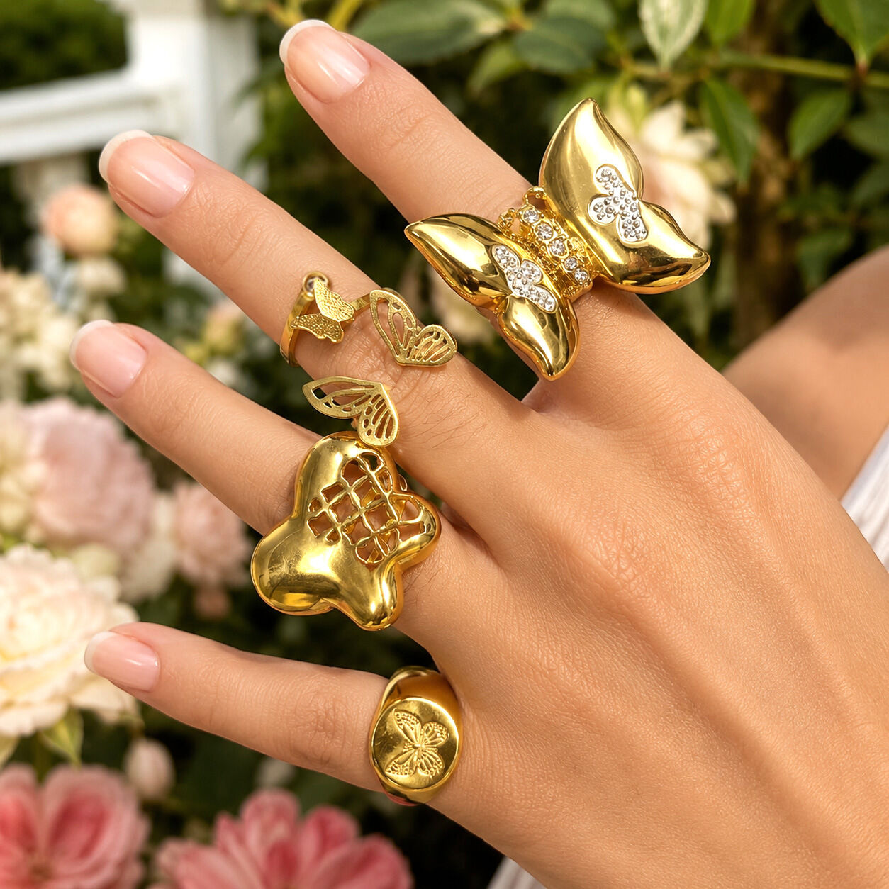 Anelli di lusso casual a forma di farfalla traforata in acciaio inossidabile impermeabile color oro. h5 Immagine3