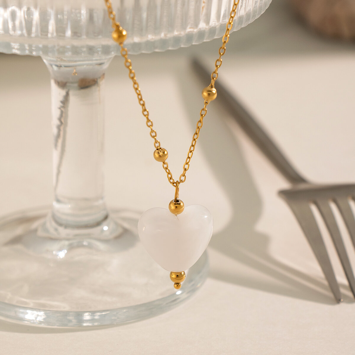 Conjunto de collares para mujer de acero inoxidable resistente al agua, color dorado, con forma de corazón. Imagen4