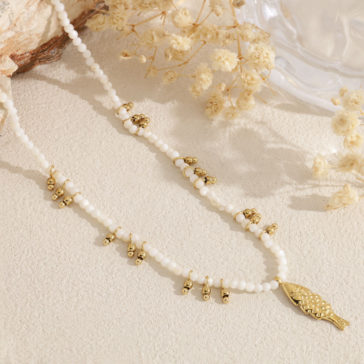 Collana da donna con perline in stile oceanico, pietre naturali e pesci color oro, ideale per le vacanze. Immagine2