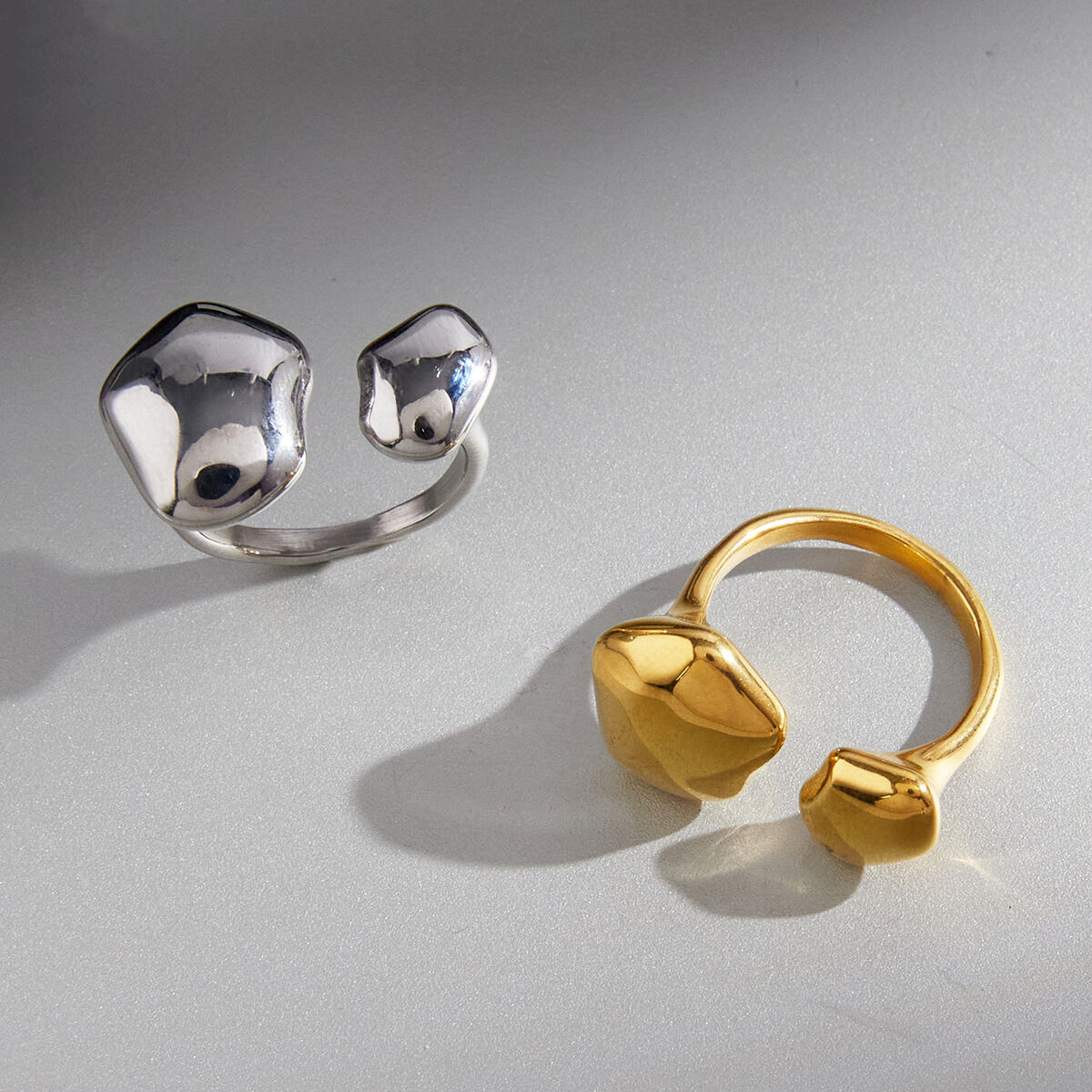 Anillos llamativos de acero inoxidable de color dorado, estilo casual e informal con forma irregular y patrón martillado, de la serie Simple. Imagen3