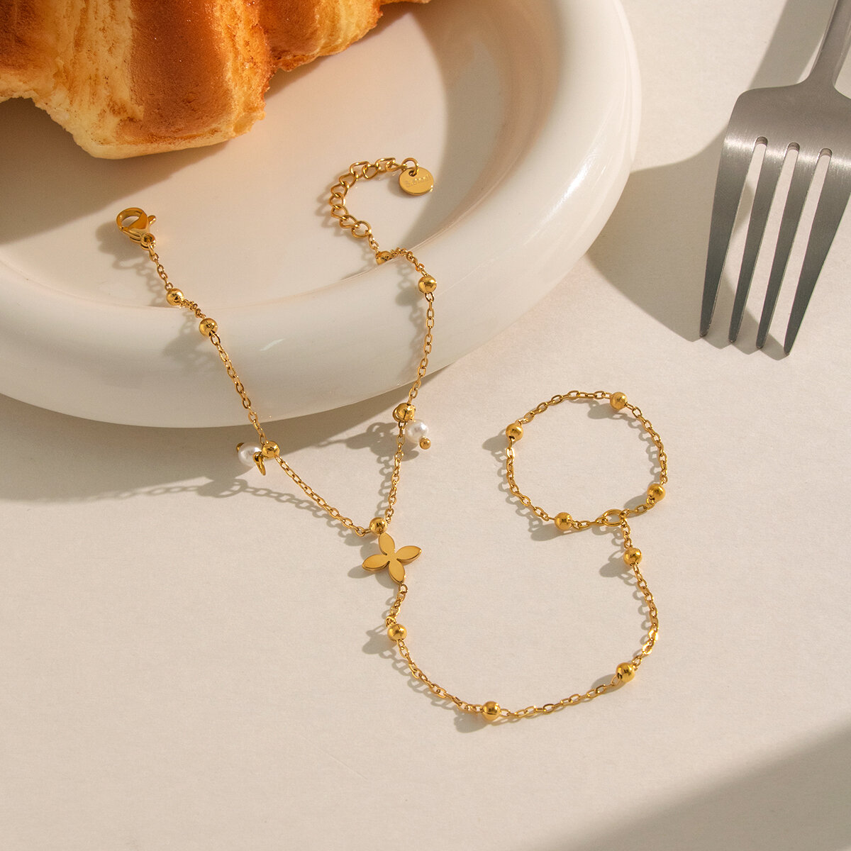 Cadena de mano para mujer de acero inoxidable impermeable con forma de trébol y perlas artificiales color dorado. h5 Imagen5