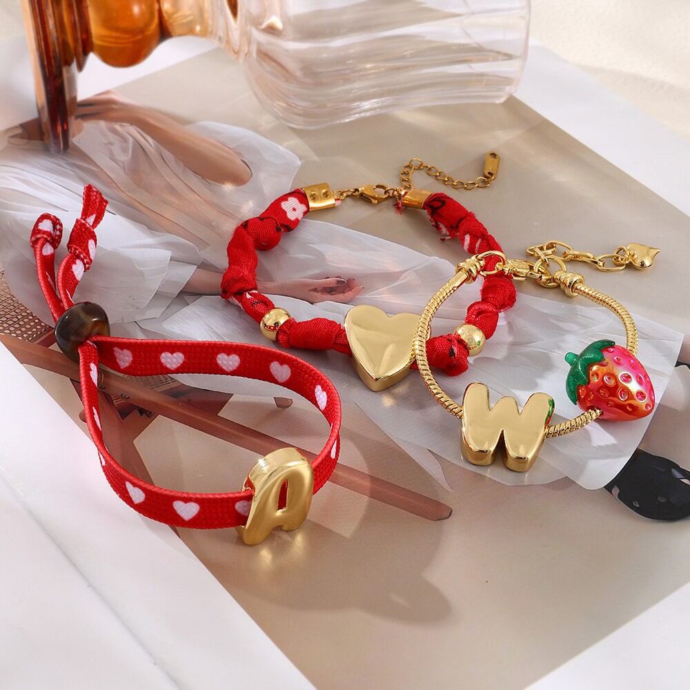 Bracelet à breloques pour femme, collection romantique, motif cœur et fraise, couleur cuivre et or. 2
