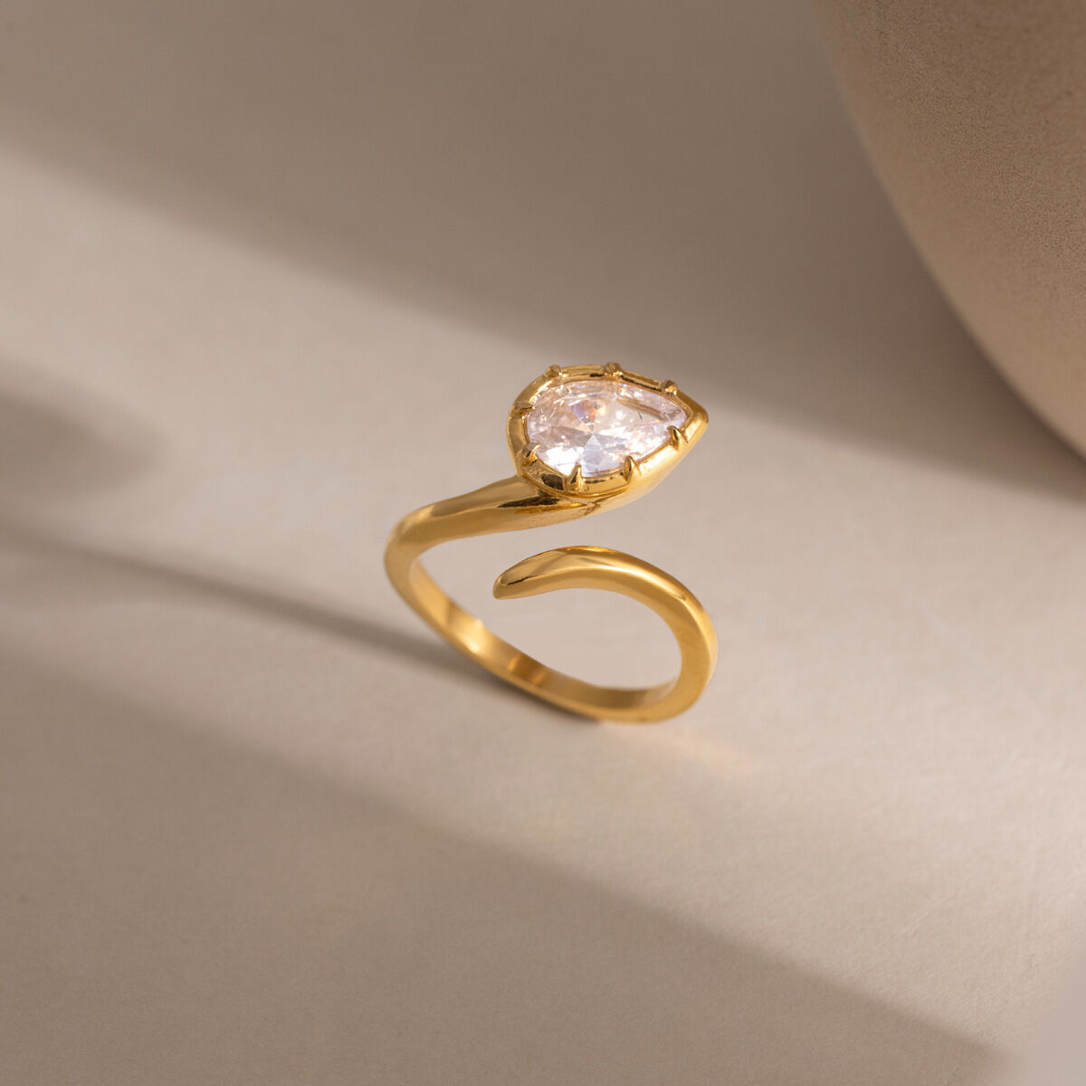 Anello da donna in acciaio inossidabile color oro, impermeabile, a forma di goccia, con zirconi. Immagine2