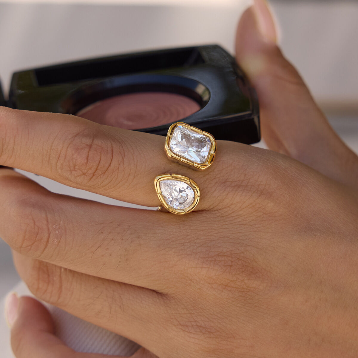 Luxe serie eenvoudige geometrische vormen, roestvrij staal, waterdicht, goudkleurige zirkonia, damesringen met edelsteen Afbeelding3