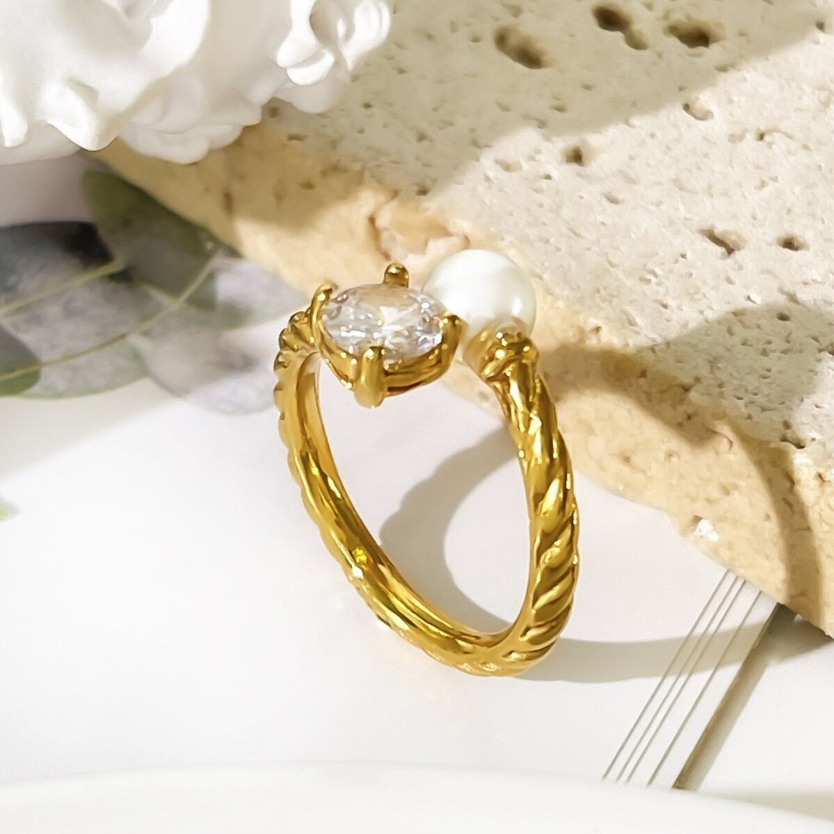 Einfacher runder Damenring aus Edelstahl, wasserdicht, goldfarben, mit Zirkonia und künstlicher Perle h5 Bild2