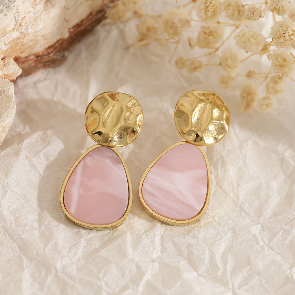 Orecchini a perno da donna in acciaio inossidabile color oro con motivo a goccia martellata in stile retrò, impermeabili. h5 Immagine3