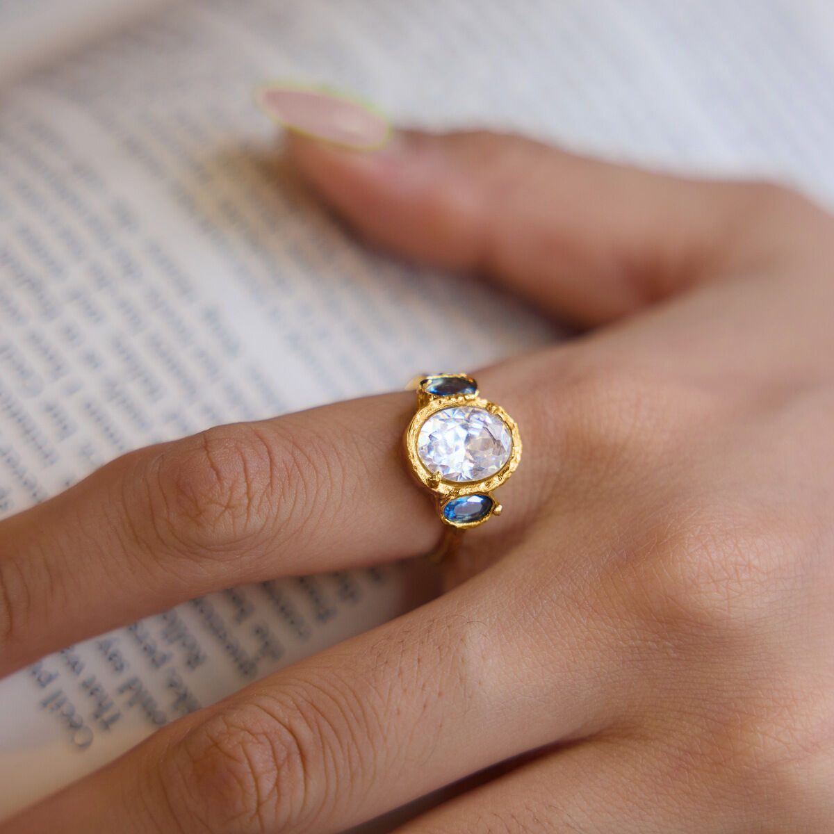 Luxe serie retro geometrische vormen, roestvrij staal, waterdicht, goudkleurige zirkonia, damesringen met edelsteen Afbeelding2