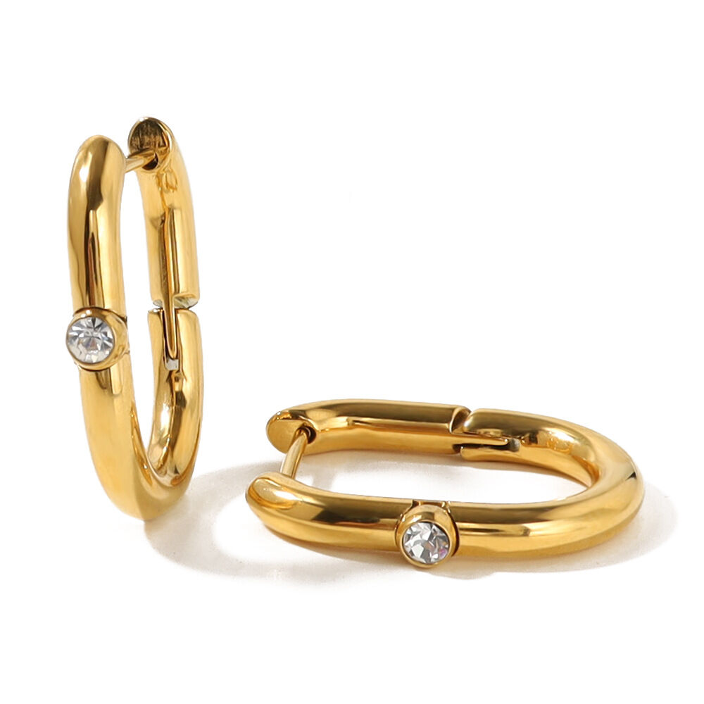 Orecchini a cerchio da donna in acciaio inossidabile impermeabile color oro con zirconi. Immagine4