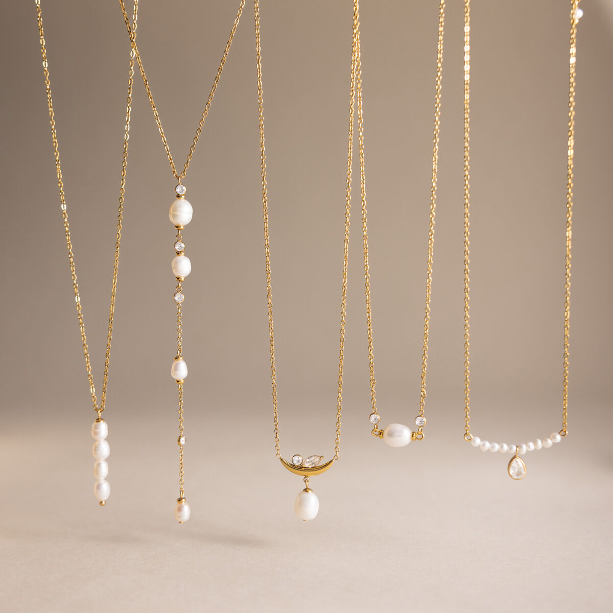 Colliers pendentifs élégants pour femmes, en acier inoxydable étanche, couleur or, avec pompon en forme de goutte et perle de zircon. Image3