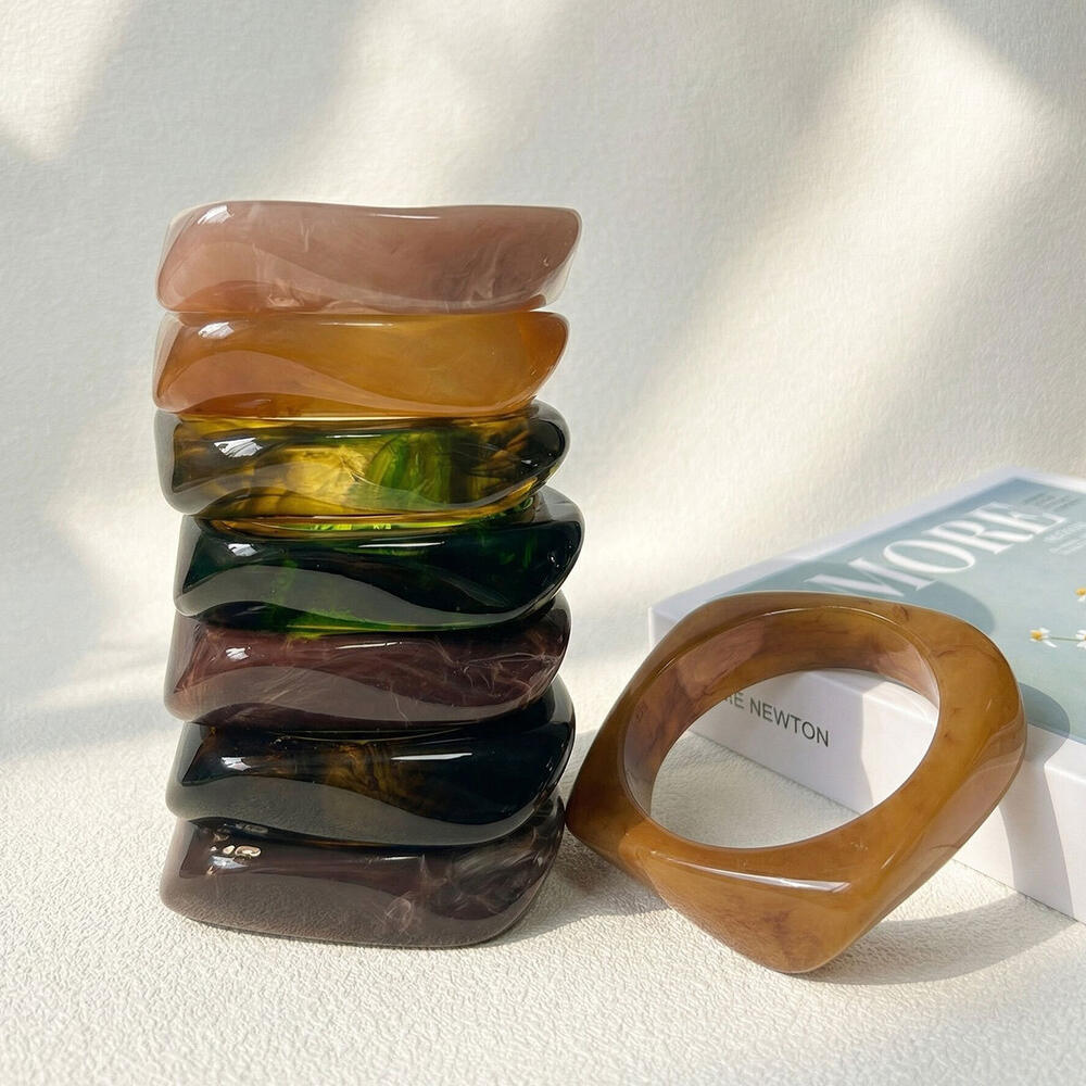 Brazaletes de resina con degradado de color para mujer Imagen2
