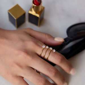Anillo sencillo circular de acero inoxidable, resistente al agua, color dorado, con circonitas y piedras preciosas para mujer. h5 Imagen4
