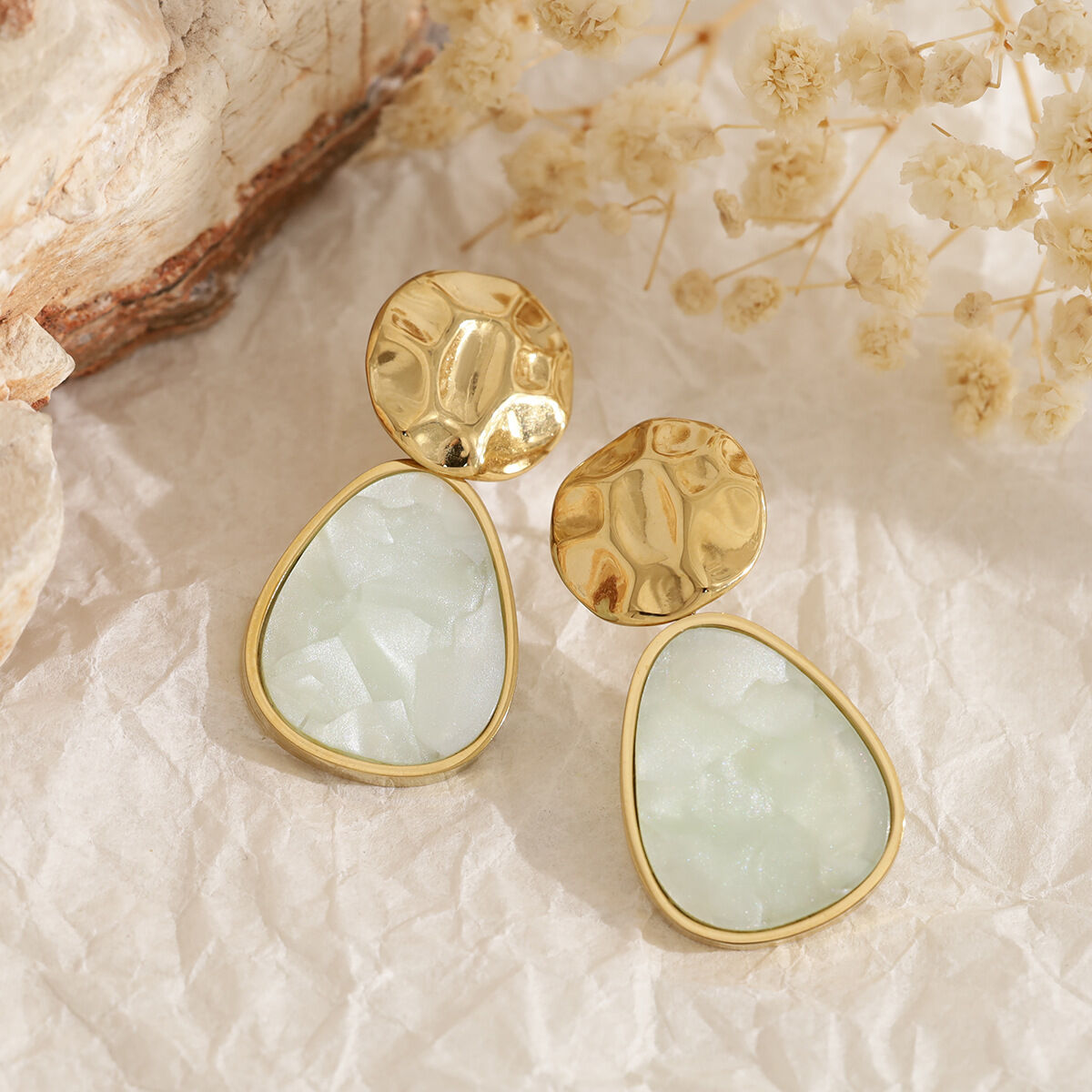 Orecchini a perno da donna in acciaio inossidabile color oro con motivo a goccia martellata in stile retrò, impermeabili. Immagine2