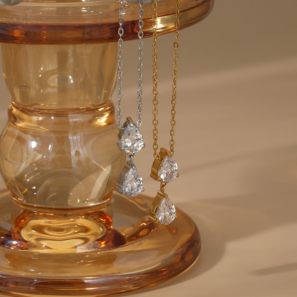 Simple Series Tropfenförmige, wasserdichte Damen-Anhänger-Halsketten aus Edelstahl in Goldfarbe mit Zirkonia