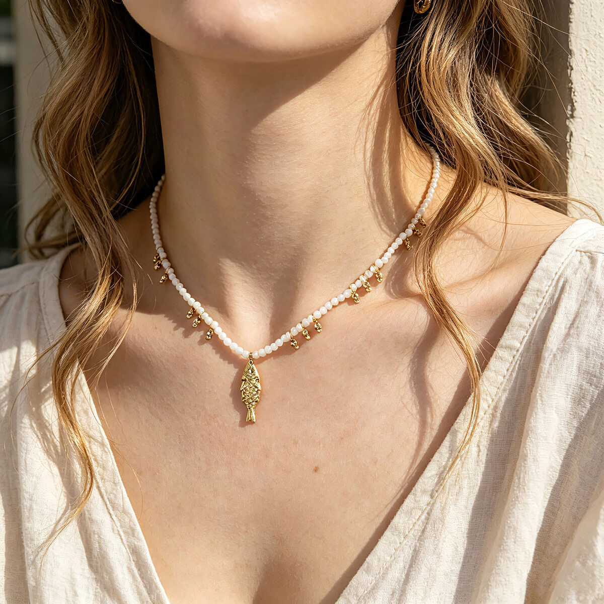 Collana da donna con perline in stile oceanico, pietre naturali e pesci color oro, ideale per le vacanze. Immagine4