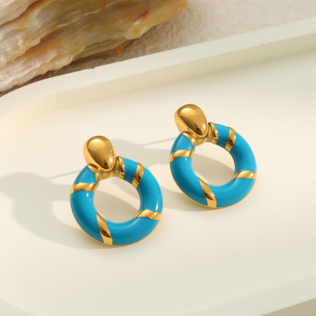 Boucles d'oreilles pendantes pour femmes, style simple et élégant, en acier inoxydable, couleur or, forme irrégulière. Image4