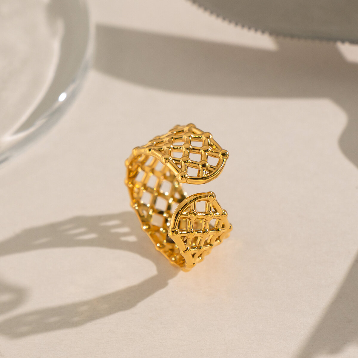 Minimalistische Ringe aus wasserdichtem, goldfarbenem Edelstahl in Netzform h5 Bild3