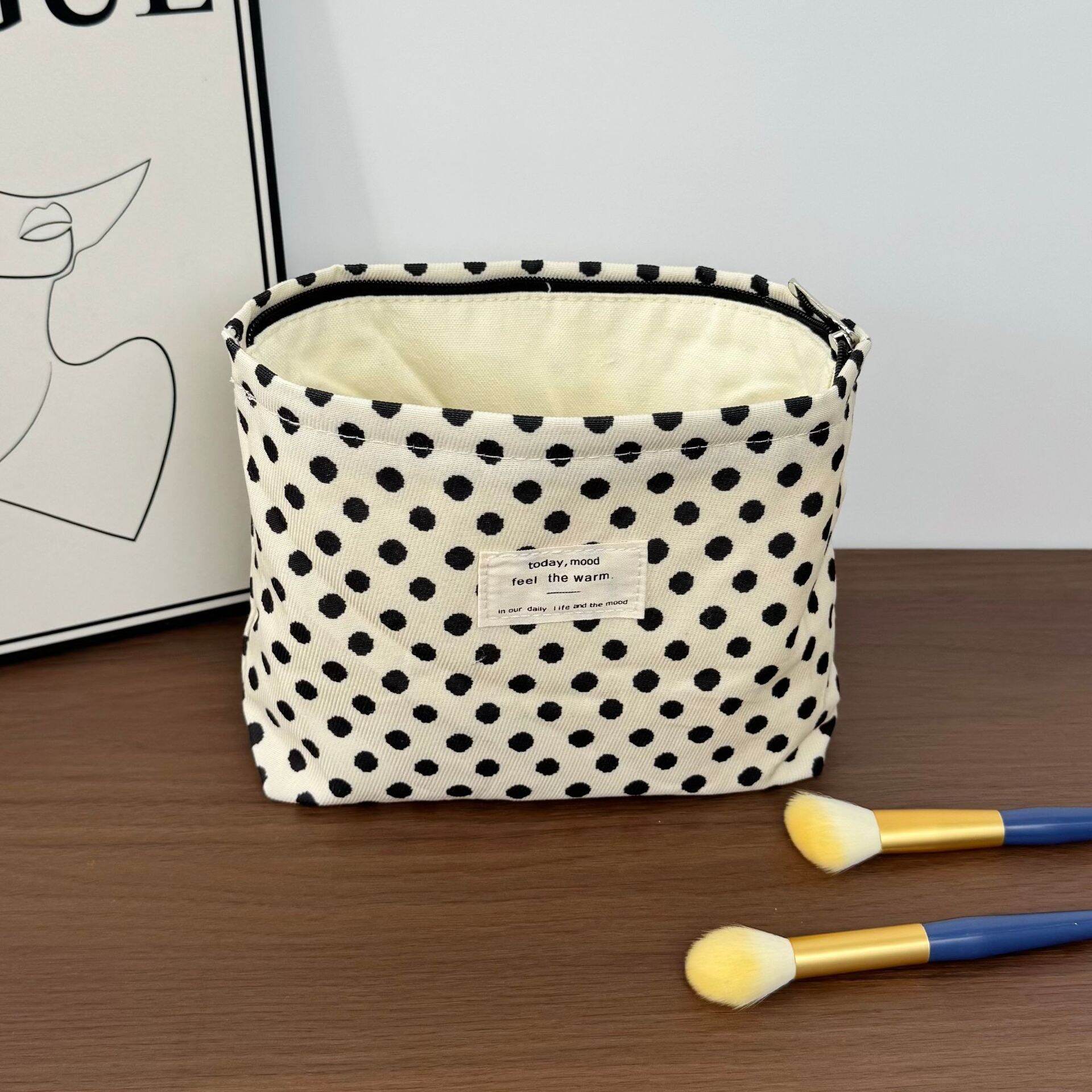 Pochette per il trucco in tessuto a tinta unita con pois della serie Simple. 2