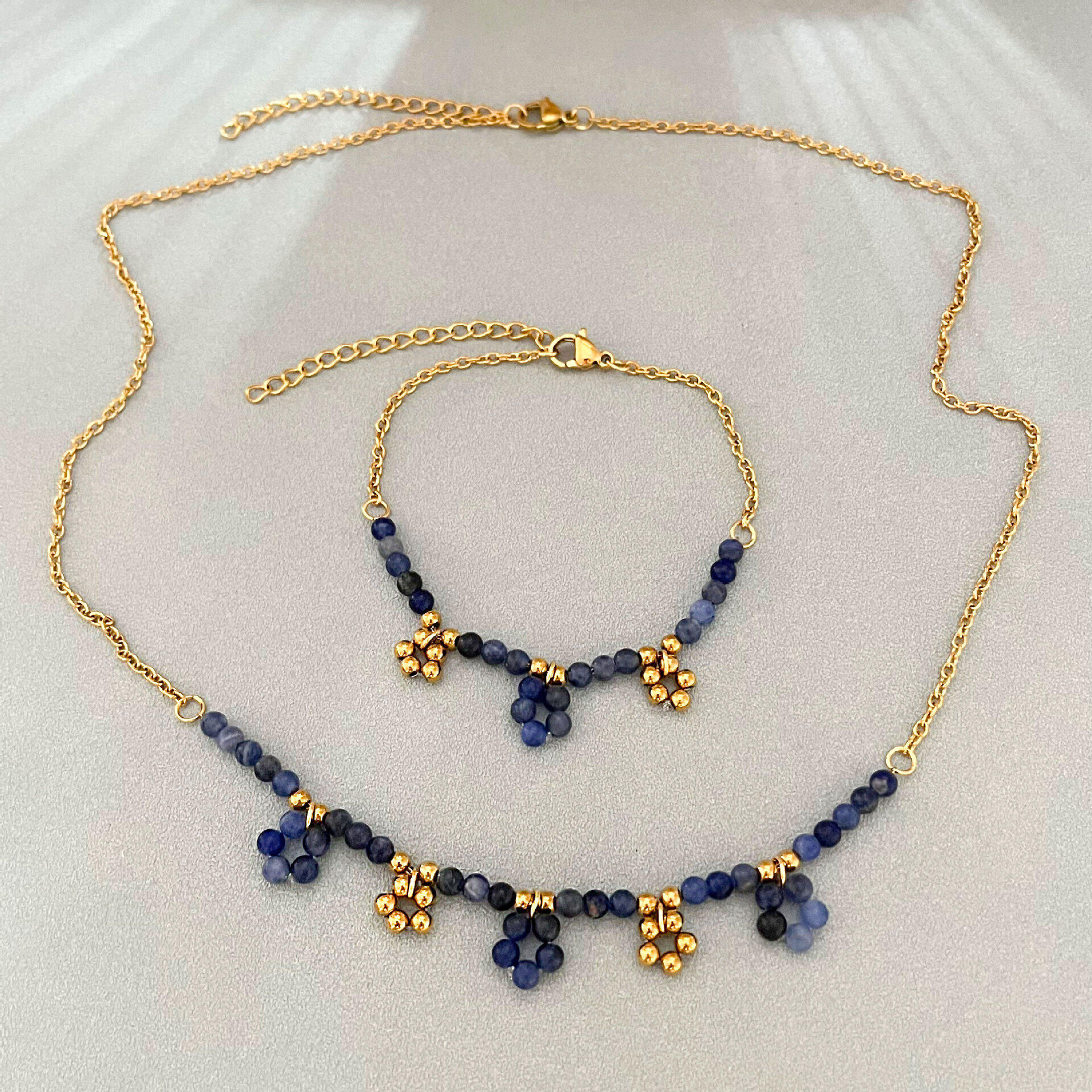 Conjunto de collares para mujer de la serie romántica con cuentas de flores dulces, piedras naturales y acero inoxidable impermeable.