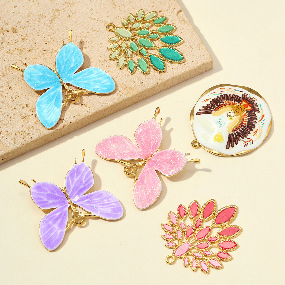 Colgantes de lujo para mujer con diseño de mariposa y hojas, de acero inoxidable, resistentes al agua y color dorado, de la serie DIY. 2