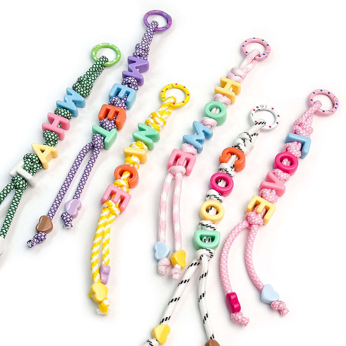 Breloques de sac en alliage de couleurs assorties, mignonnes et en forme de cœur, avec lettres simples et torsadées