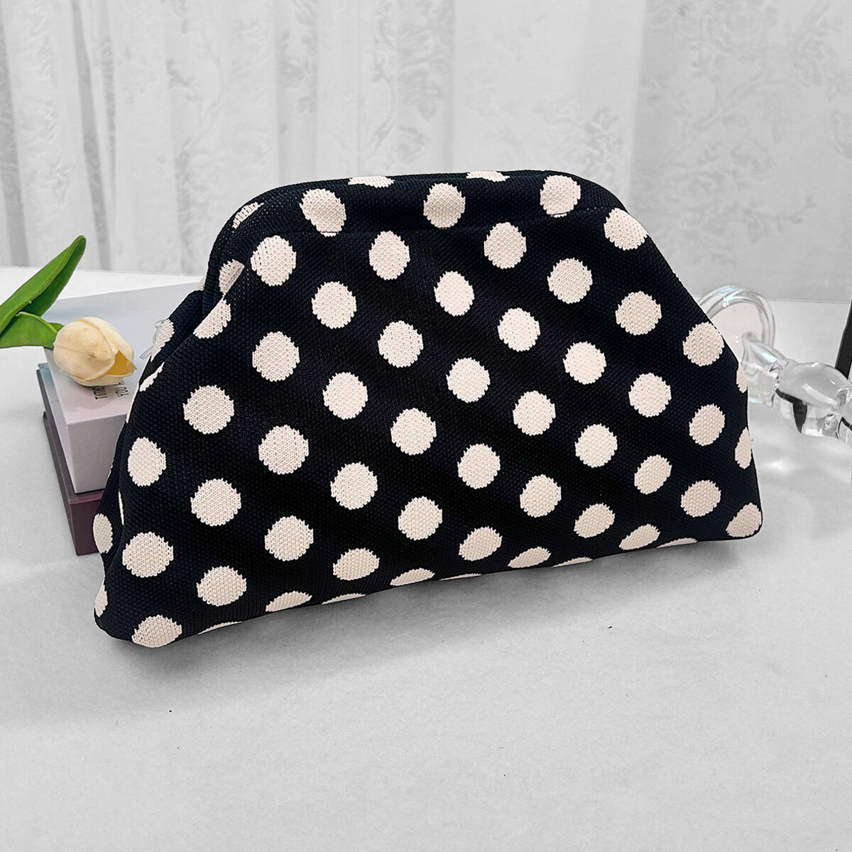 Casual stijl geweven clutch van polyester met stippen in diverse kleuren, gebreid en elastisch. 