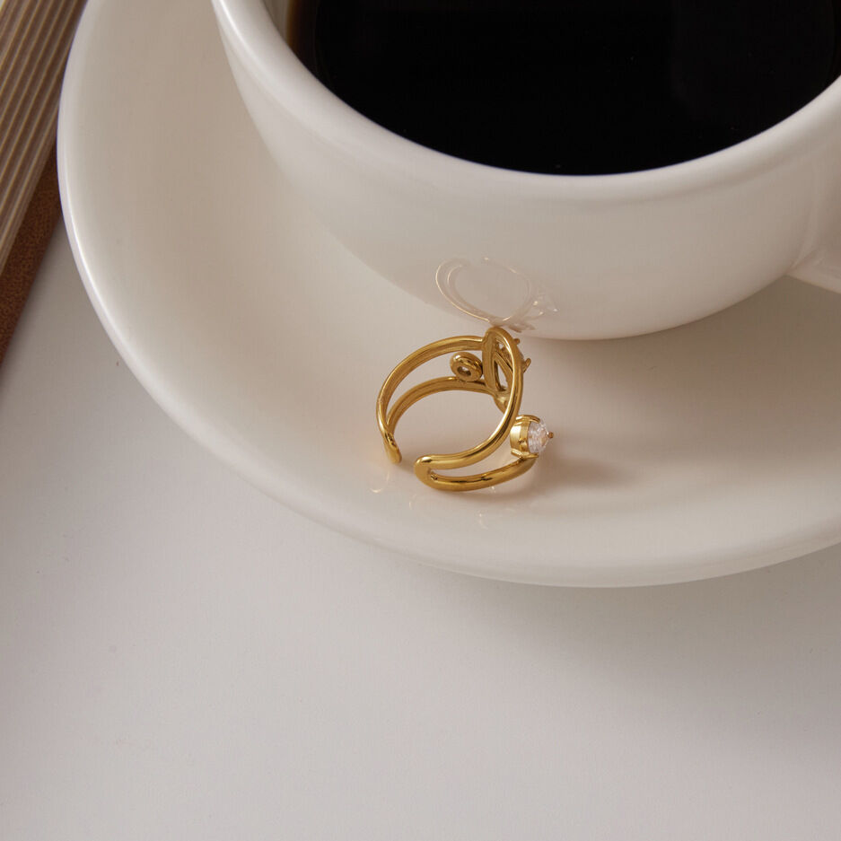 Anelli da donna Simple Lines in acciaio inossidabile impermeabile color oro con zirconi. Immagine4
