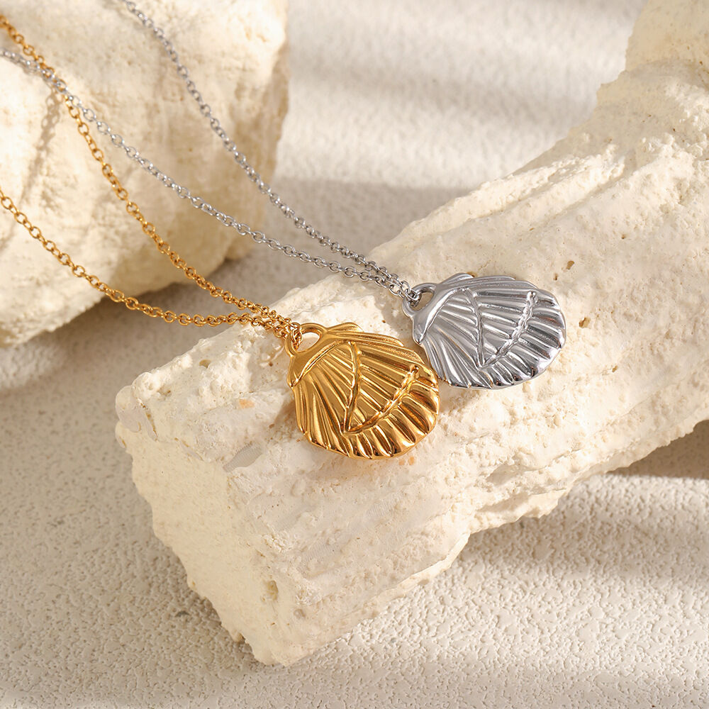 Collana con ciondolo semplice in acciaio inossidabile impermeabile color oro da donna. 2