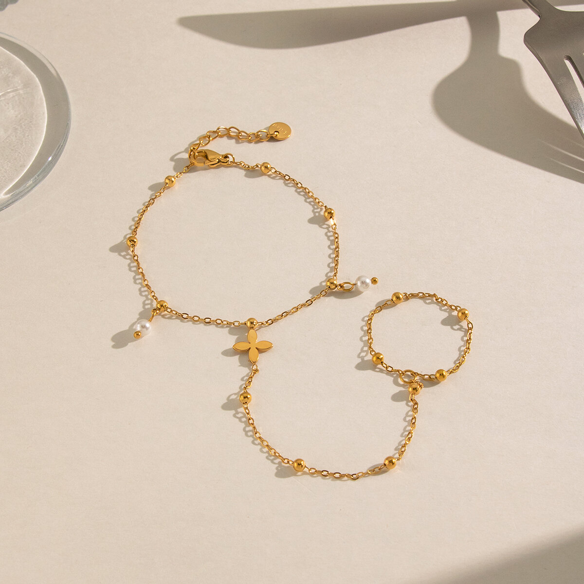 Cadena de mano para mujer de acero inoxidable impermeable con forma de trébol y perlas artificiales color dorado. h5 Imagen4