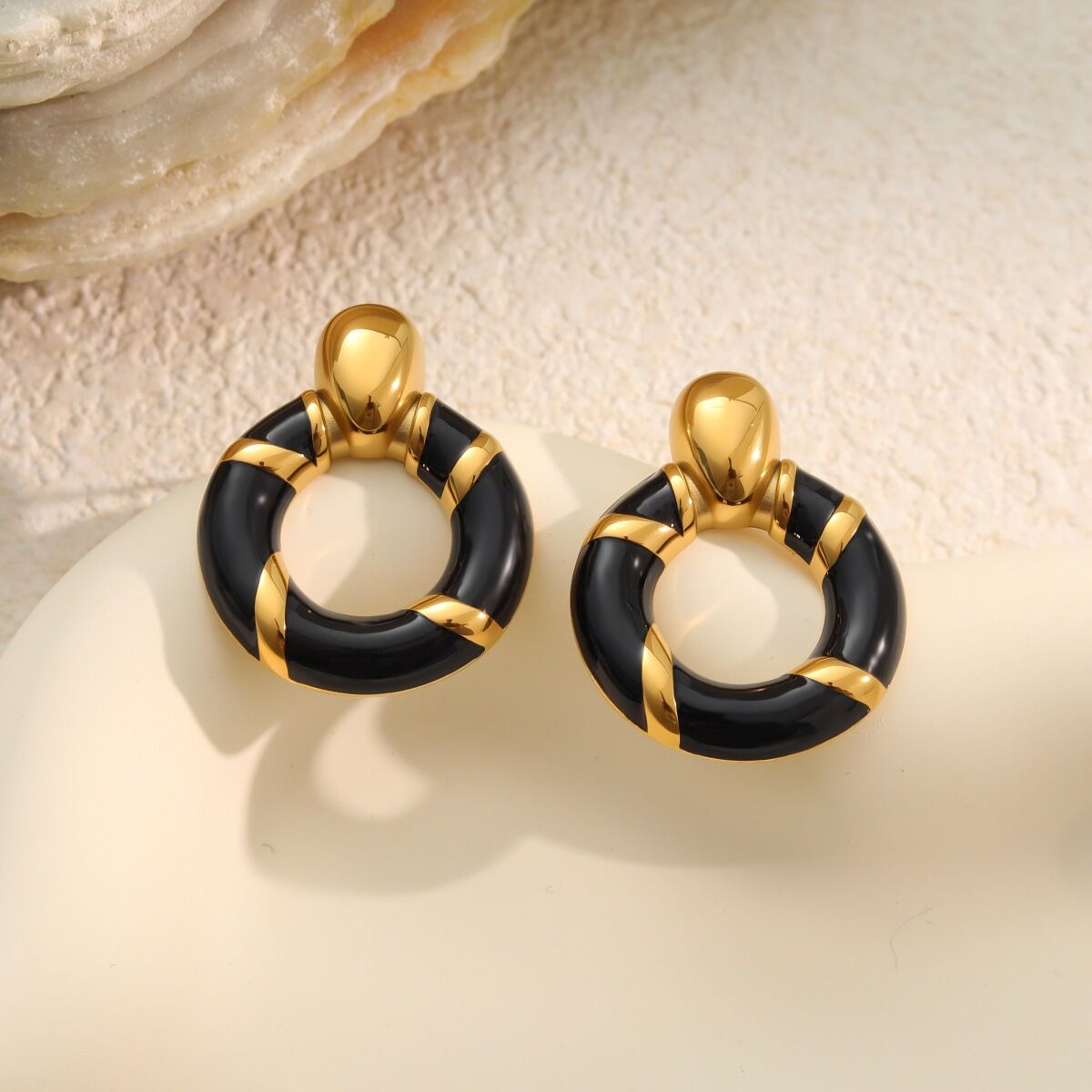 Boucles d'oreilles pendantes pour femmes, style simple et élégant, en acier inoxydable, couleur or, forme irrégulière. Image3