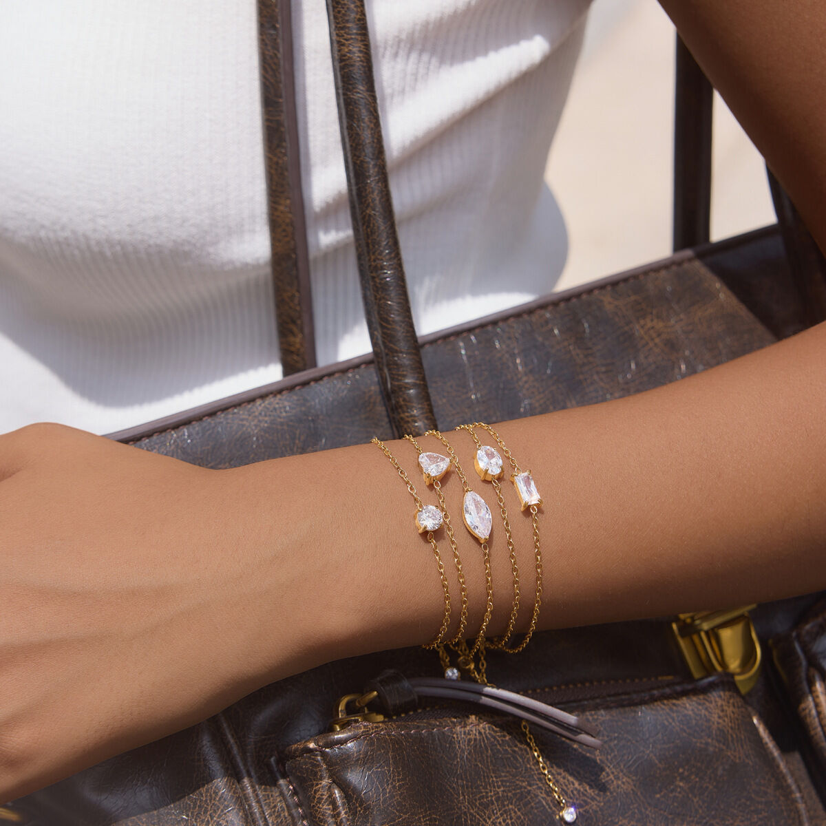 Braccialetti da donna semplici, impermeabili, in acciaio inossidabile color oro con ciondoli e zirconi. Immagine3