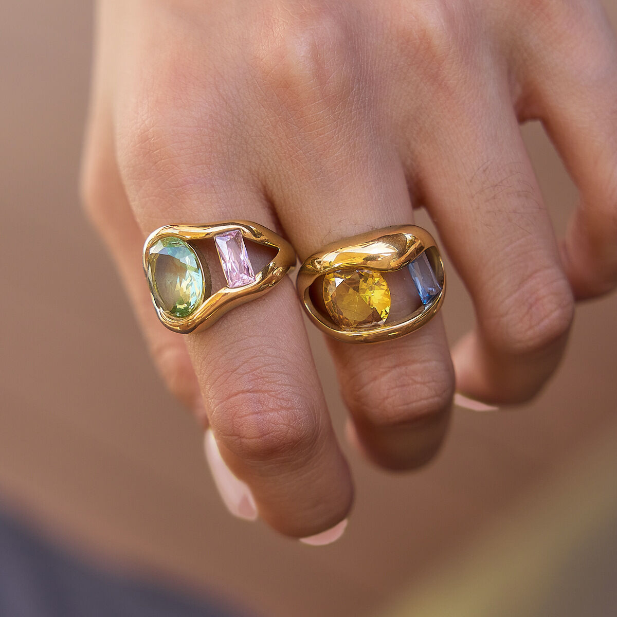 Luxe serie elegante rechthoekige ellipsvormige waterdichte roestvrijstalen ringen met goudkleurige zirkonia en edelsteen. h5 Afbeelding2