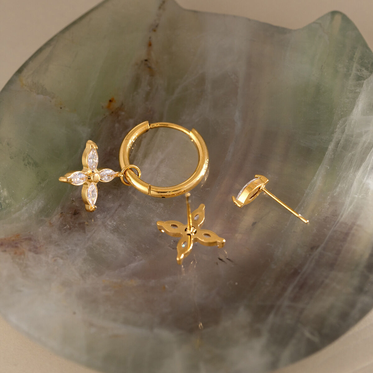 Elegantes conjuntos de pendientes de acero inoxidable color oro con circonitas de la marca Clover para mujer. Imagen4