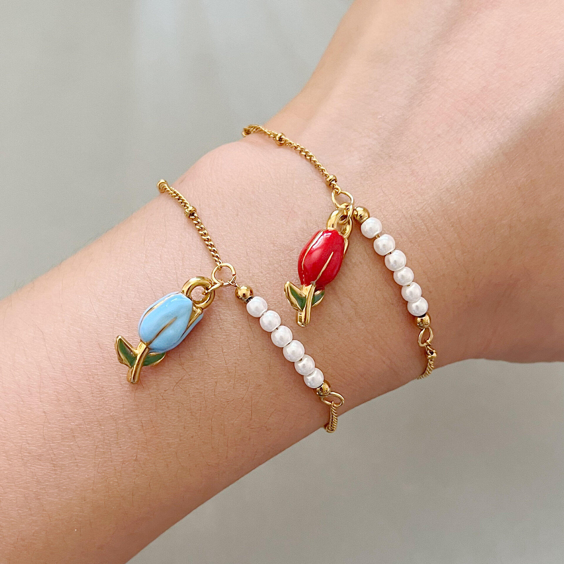 Bracelet à breloques pour femme, collection romantique, perles en émail et fleurs, acier inoxydable, couleur or, étanche. h5 Image3