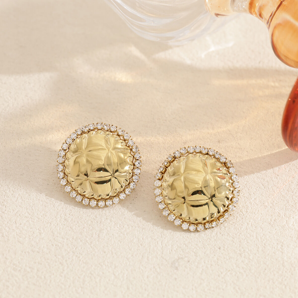 Pendientes de botón para mujer de acero inoxidable con estampado a cuadros, resistentes al agua y de color dorado, de la serie Luxury Series. h5 Imagen2