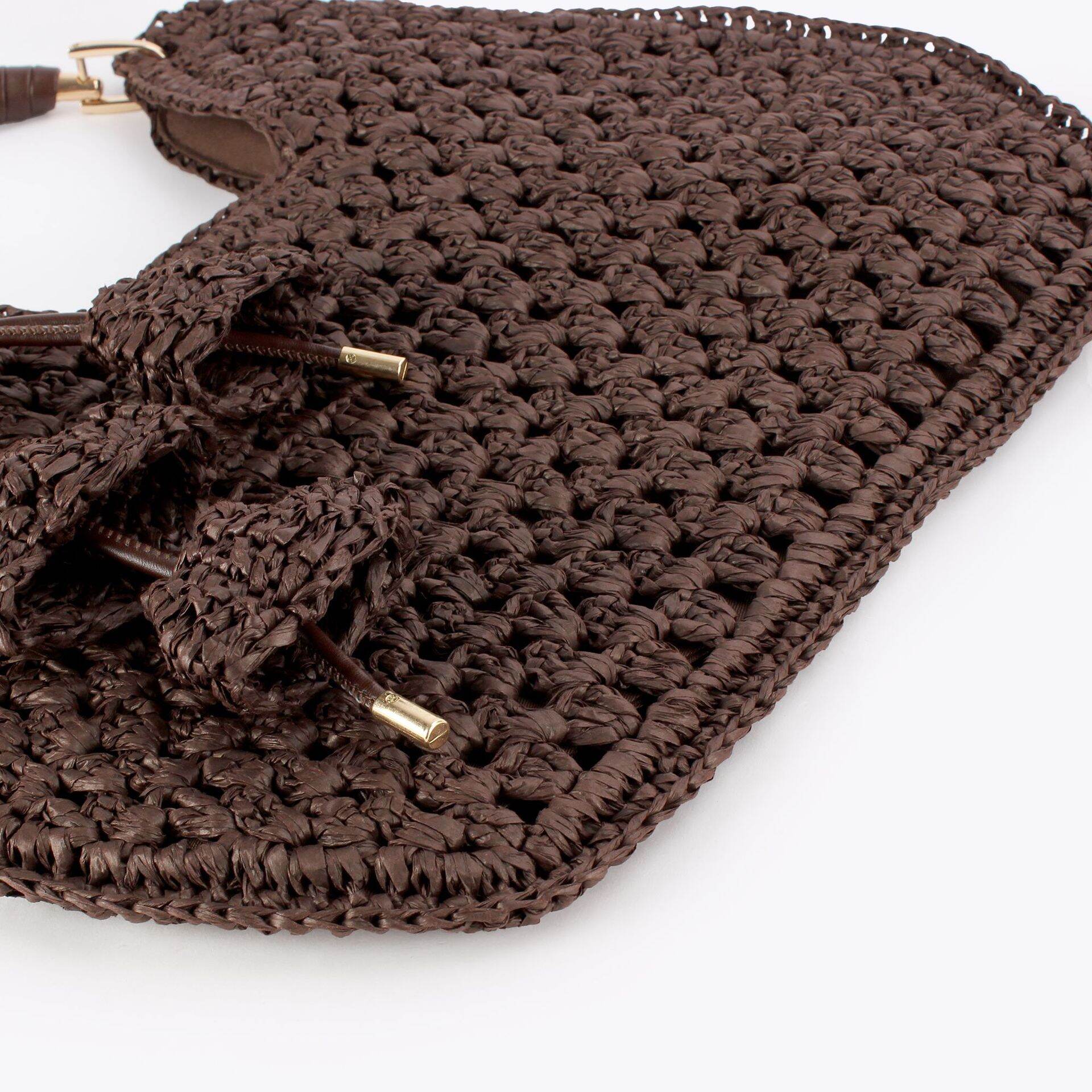 Bolso trapezoidal de rafia tejida con diseño floral calado y estilo casual para mujer. Imagen4