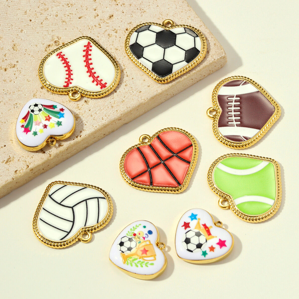 Colgantes sencillos de la serie DIY con forma de corazón y balón de fútbol, de acero inoxidable, resistentes al agua y color dorado, para mujer. Imagen2