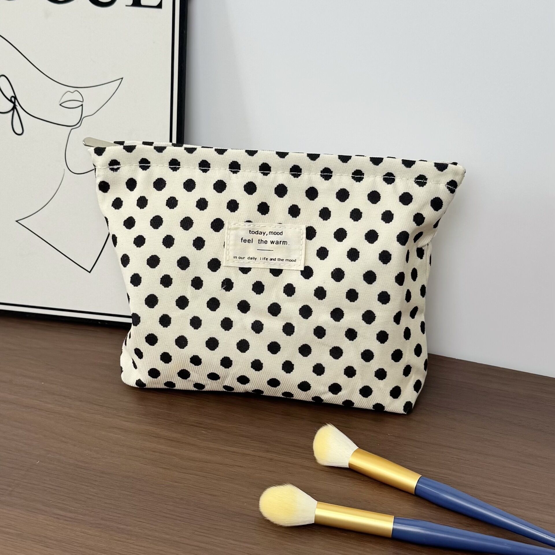 Pochette per il trucco in tessuto a tinta unita con pois della serie Simple.