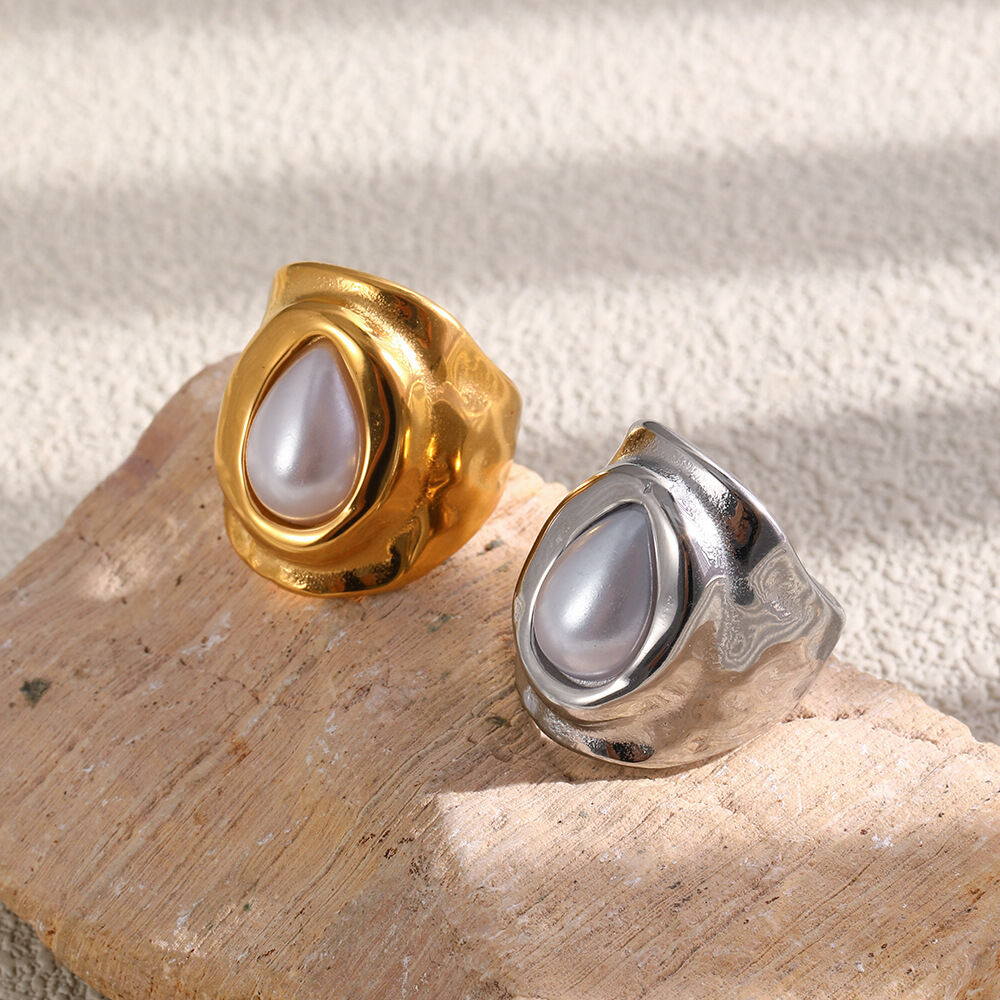 Anillo llamativo de acero inoxidable con diseño retro martillado, resistente al agua y color dorado, con perlas artificiales. h5 Imagen2