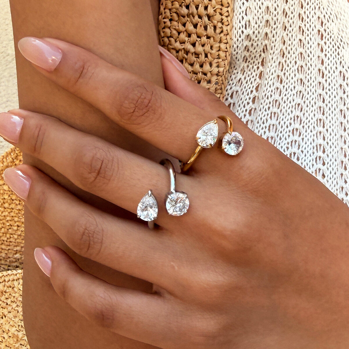 Eenvoudige serie dagelijkse ring met onregelmatige vorm, gemaakt van roestvrij staal, waterdicht, goudkleurig en met zirkonia edelsteen. 2