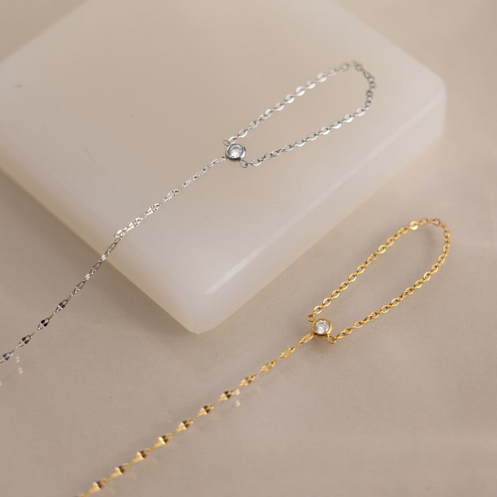 Cadena sencilla de acero inoxidable impermeable con circonitas para mujer. Imagen4