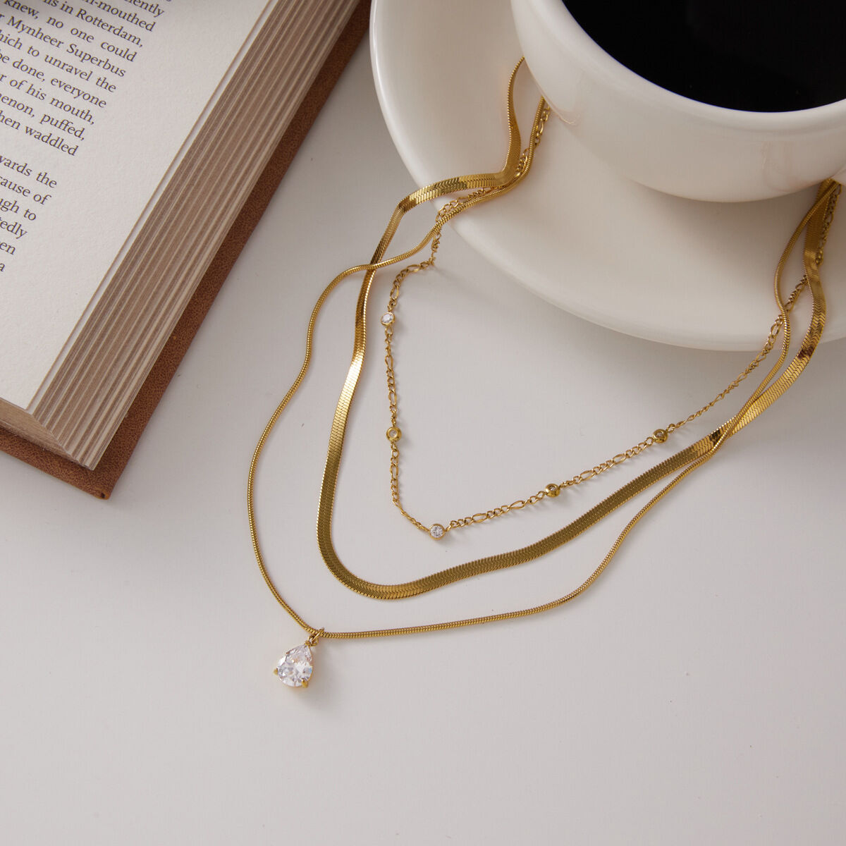 Luxuriöse, elegante Tropfenkette aus wasserdichtem Edelstahl in Goldfarbe mit Zirkonia-Anhänger für Damen h5Bild4