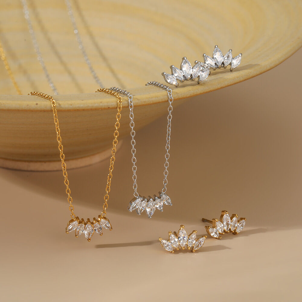 Set di collane da donna Simple Series in acciaio inossidabile impermeabile color oro con zirconi