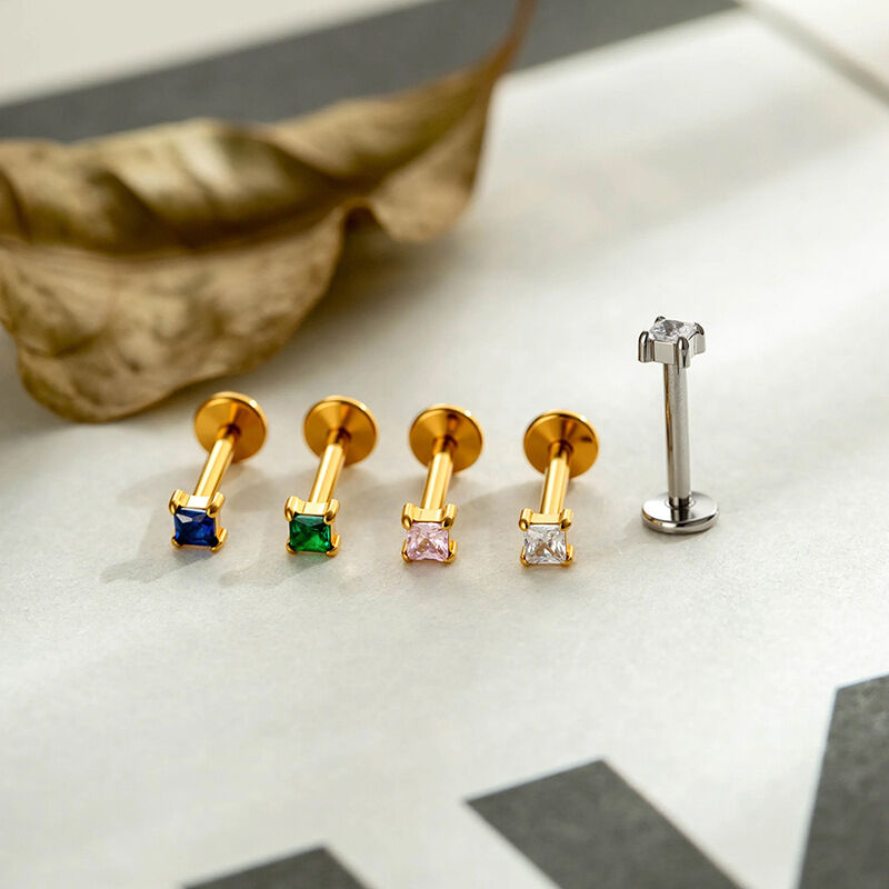 Eenvoudige serie rechthoekige oorbellen van titaniumlegering met goudkleurige zirkonia voor dames. h5 Afbeelding4