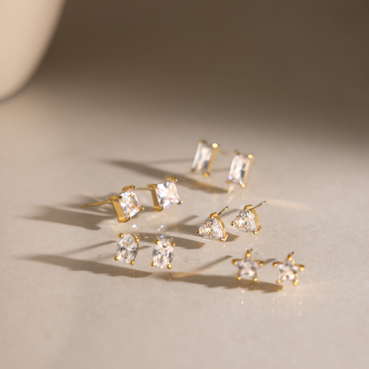 Pendientes de botón para mujer de acero inoxidable con circonita color oro, forma geométrica simple e impermeables. h5 Imagen3
