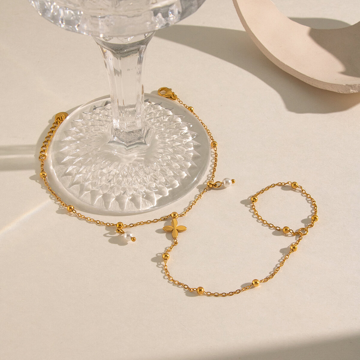 Cadena de mano para mujer de acero inoxidable impermeable con forma de trébol y perlas artificiales color dorado. Imagen2
