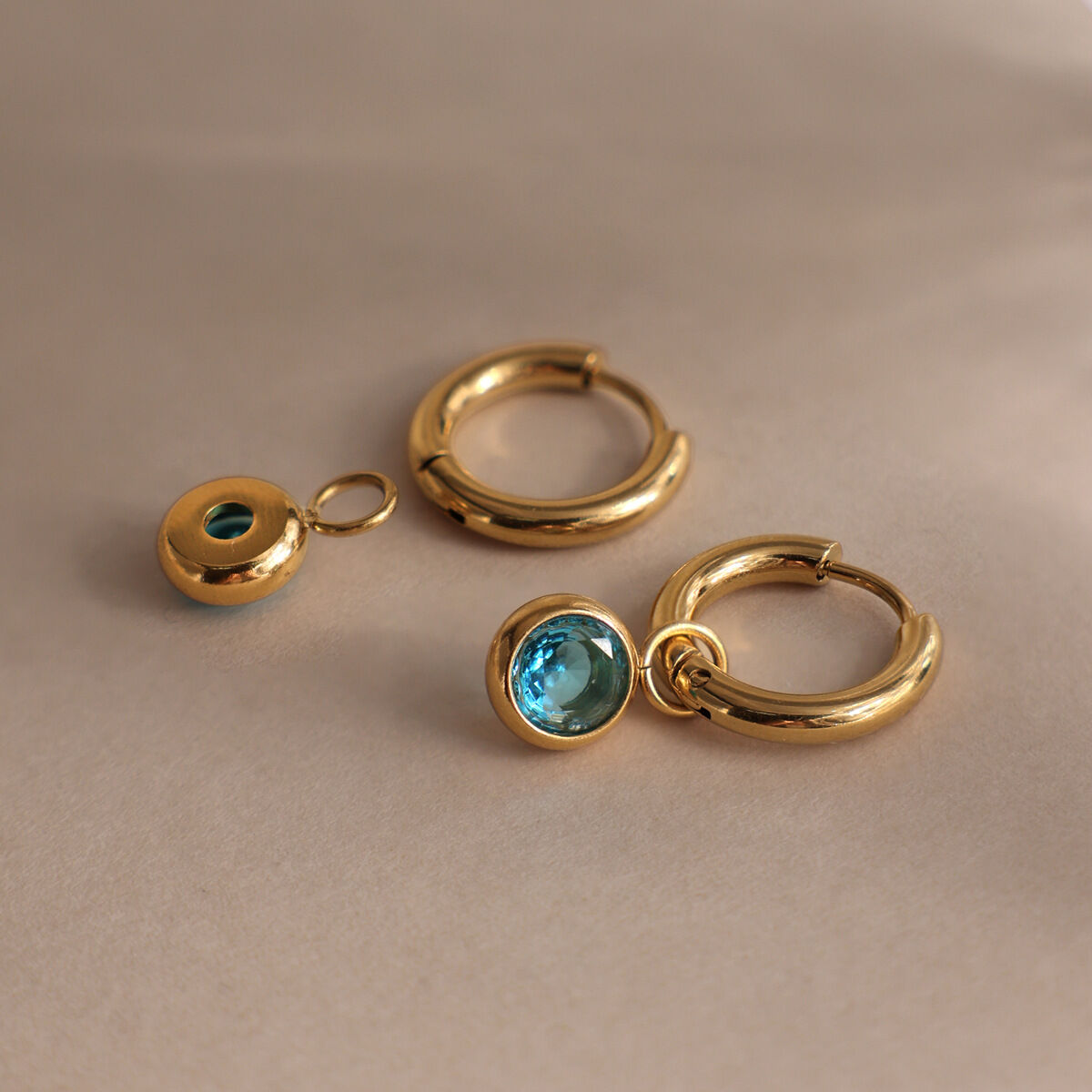 Pendientes colgantes de acero inoxidable impermeables color oro con circonitas para mujer. h5 Imagen3