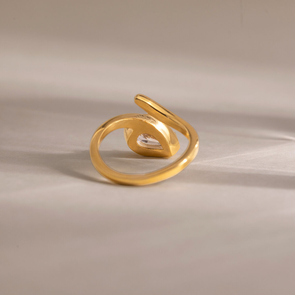 Anello da donna in acciaio inossidabile color oro, impermeabile, a forma di goccia, con zirconi. Immagine4